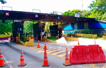 Los puntos de cobro de El Santuario y Caño Alegre fueron bloqueados y las talanqueras levantadas. FOTO MinTransporte