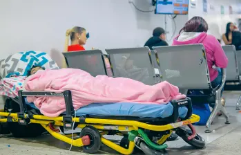 Una adulta mayor aguarda en una camilla situada en una sala de espera mientras es atendida en un hospital de Medellín. La Alcaldía tuvo que declarar la emergencia hospitalaria. FOTO Cortesía Alcaldía de Medellín