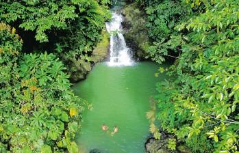 El río Chibugá, entre Dabeiba y Mutatá, ofrece enormes y cristalinos pozos para el disfrute de los visitantes. FOTO Manuel Saldarriaga