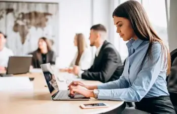 Los aprendices seleccionados recibirán formación académica con el Sena y desarrollarán su etapa productiva en Foundever. FOTO: Getty