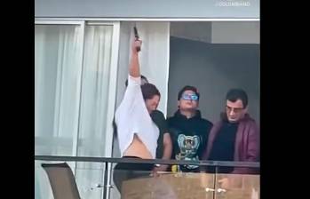 Este fue el momento, registrado por los vecinos, en los que Paola Navia Valencia usó el arma en el balcón de un apartamento. FOTO: TOMADA DE VIDEO.