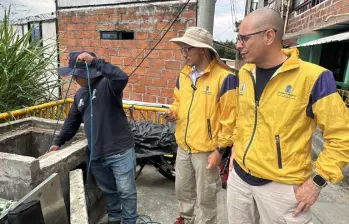 Funcionarios del DAGRD revisan uno de los instrumentos en una de las comunas de Medellín. FOTO: Cortesía