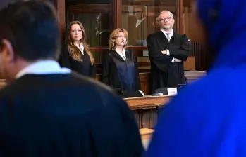 Los abogados designados por el tribunal, Klaudia Dawidowic (de izquierda a derecha), Ria Halbritter y Christoph Stoll, esperan el inicio del juicio contra un médico de cuidados paliativos presuntamente acusado de matar a 15 pacientes con inyecciones letales. FOTO: AFP