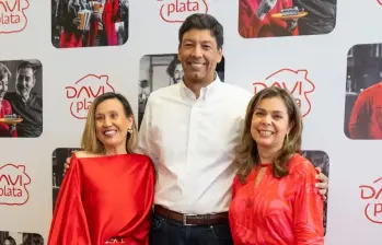 Maritza Pérez, vicepresidenta ejecutiva de Banca Personal y Mercadeo de Davivienda, Javier Suárez, presidente de Davivienda y Margarita Henao, CEO de Daviplata. FOTO: Cortesía Davivienda.