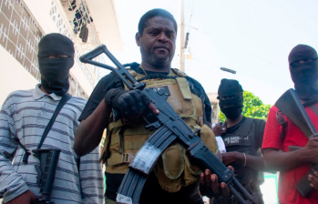Jimmy Cherizier, alias Barbecue (en el centro) es el líder pandillero que amenaza con una guerra civil en Haití en medio de una ola de violencia. FOTO: AFP