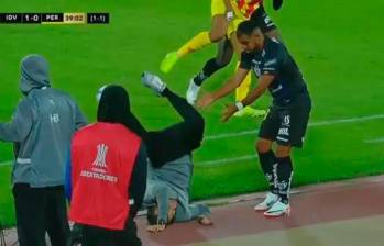 El entrenador se fue al suelo tras un empujón del jugador del cuadro local, Junior Sornoza. FOTO: CAPTURA DE VIDEO