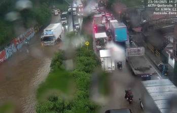 Vía Paralela, al norte del Valle de Aburrá, inundada por las lluvias. FOTO: SECRETARÍA DE MOVILIDAD.