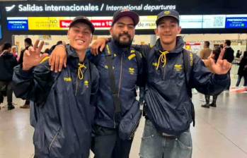Los dos antioqueños Mateo Moreno y Juan Esteban Garcés junto al técnico nacional Carlos Mayorga. FOTO: Cortesía