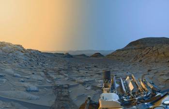 El rover Curiosity Mars de la Nasa usó sus cámaras de navegación en blanco y negro para capturar panoramas de "Marker Band Valley" en 2 momentos del día el 8 de abril. Se agregó color a una combinación de ambos panoramas para una interpretación artística. FOTO: Nasa / Europa Press.