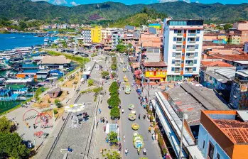 51 silleteros desfilaron por las calles de Gutapé. FOTO: CORTESÍA
