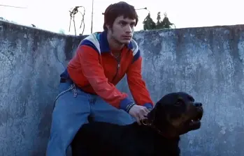 Fotograma de Amores perros (2000), la ópera prima de Alejandro González Iñárritu, protagonizada por un joven Gael García Bernal. FOTO cortesía 