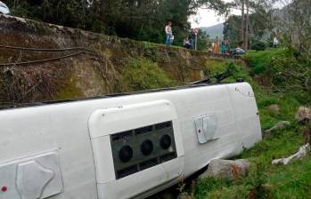 Testigos aseguran que el conductor perdió el control del vehículo que terminó cayendo a un costado de la vía. FOTO: CORTESÍA