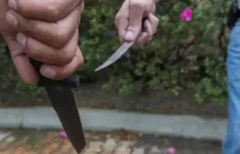 En medio del altercado, la víctima habría lesionado al acompañante de la mujer, quien reaccionó y lo hirió con el arma cortopunzante. FOTO: Archivo