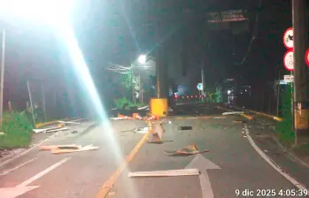 Así quedó el peaje Cabildo, en jurisdicción de Girardota. Hombres armados evacuaron a los trabajadores antes de realizar el atentado. FOTO: CORTESÍA