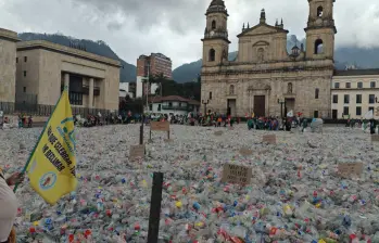 Como gesto de protesta, los recicladores esparcieron los residuos a lo largo de la Plaza. FOTO: TOMADA DE X @manolitosalazar