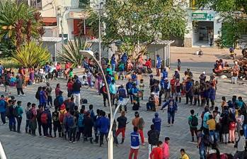 Desde las primeras horas de la mañana de este martes 5 de marzo, decenas de indígenas comenzaron a reunirse en el parque principal de Frontino. FOTO: CORTESÍA