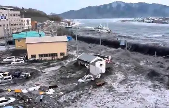 Una población de la costa norte de Japón tras ser sacudida por el terremoto y las altas olas que generó este 8 de diciembre. FOTO: Tomada de X @MonicaSaadeX