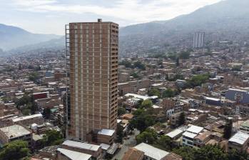 El edificio Berlín, en Aranjuez, tiene licencia para construir 31 pisos, 180 viviendas, cuatro locales comerciales, ocho oficinas y solo 15 parqueaderos para carros. En el primer piso funciona un D1. FOTO Camilo Suárez.
