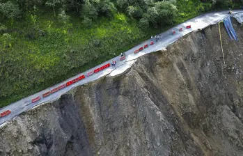 Así quedó la vía La Sinifaná luego de que la quebrada se fuera llevando el talud que sostenía la carretera. Hoy el tramo está completamente cerrado pues el único carril que quedó, peligra. Foto: Manuel Saldarriaga Quintero