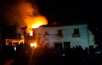 La explosión de la motobomba provocó un incendio que afectó edificaciones del centro de Balboa mientras la comunidad y los socorristas atendían la emergencia. FOTO tomada de X @GermanBahamon