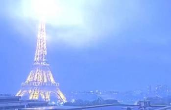 La Torre Eiffel siendo impactada por un rayo. FOTO: Captura de video