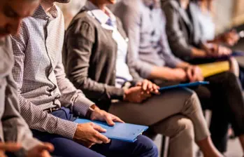 Bogotá lidera la oferta de empleo en Colombia, con más de 70.000 vacantes activas y opciones que van desde cargos operativos hasta profesionales con salarios millonarios. FOTO: GETTY