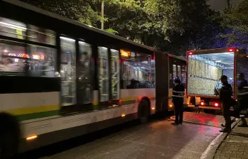 Las autoridades hicieron una redada para garantizar el respeto por el carril exclusivo del Metroplús. FOTO: Cortesía Alcaldía de Medellín