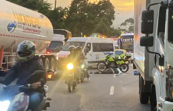 Accidente en la Avenida Paralela por el puente de la Madre Laura. FOTO: EL COLOMBIANO