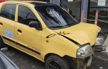 El taxista, después de arrollar a un motociclista y su acompañante, perdió el control del vehículo y chocó contra un poste en la Avenida Regional con calle 50. FOTO: Cortesía