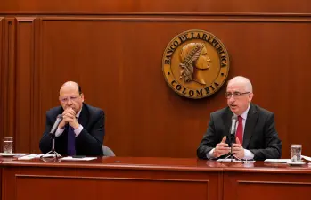 El ministro de Hacienda, Germán Ávila (izq.) y el gerente del Emisor, Leonardo Villar (der.) explicaron sus puntos de vista sobre tasas de interés, en rueda de prensa. FOTO cortesía Banco de la República