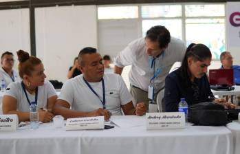 Delegados del gobierno y el EMC de las disidencias durante los diálogos de paz en el Guaviare. FOTO: Cortesía