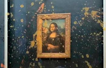 La sala de Leonardo da Vinci fue evacuada para proceder a limpiar la obra que está protegida por un cristal blindado. FOTO: AFP. 