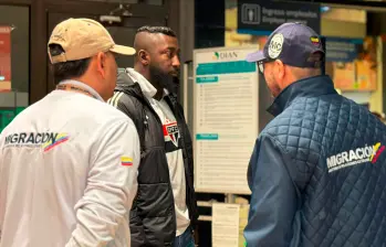 Este es el momento cuando las autoridades migratorias realizaron la expulsión de Allan Aquino de Souza rumbo a Brasil y comenzar su restricción para volver a Colombia durante cinco años. FOTO: Cortesía