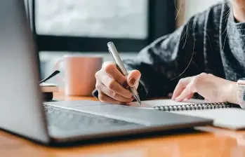 Las ofertas laborales de fin de semana benefician especialmente a jóvenes, madres cabeza de hogar y personas con tiempo limitado. FOTO: Stock Adobe