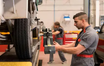 Las vacantes para mecánicos incluyen mantenimiento de vehículos livianos, pesados y maquinaria especializada. FOTO: GETTY
