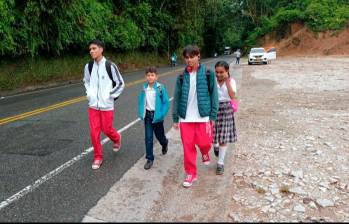 Estudiantes de la Institución Educativa La Danta deben recorrer hasta media hora a borde de la peligrosa autopista para llegar al colegio. FOTO: Cortesía