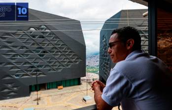 En el año 2006, la Alcadía de Medellín, bajo el liderazgo de Sergio Fajardo, se propuso la construcción de la Biblioteca España en el sector Santo Domingo Savio. Sin embargo, como consecuencia de una construcción deficiente, sumada a la falta de recursos para su mantenimiento, la biblioteca cerró por fallas estructurales. Actualmente, veedores ciudadanos, autoridades locales y la Contraloría General de la República trabajan en su recuperación, pronta a culminarse. Foto: El Colombiano.