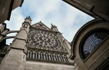 La fachada de la basílica de Saint-Denis, al norte de París, es uno de los sitios más frecuentados por los turistas que van a la capital francesa. Foto: Afp