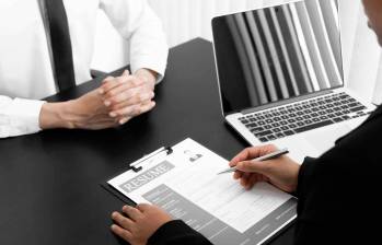 Varias empresas en Colombia están contratando personal con poca experiencia y ofrecen estabilidad laboral. FOTO: FREEPIK