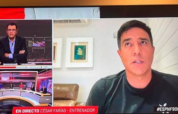 Esta fue la imagen del momento en el que el técnico César Farías le reclamó a Pacho Vélez por sus informaciones. FOTO PANTALLAZO TOMADO DEL PROGRAMA F90 DE ESPN