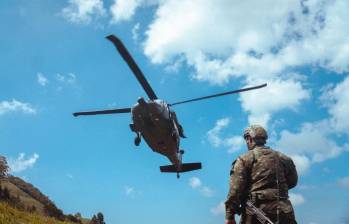 La misión se desarrolló en el sector Pico de Águila, una zona de difícil acceso donde las condiciones del terreno impiden el ingreso de maquinaria y materiales por vía terrestre. FOTO: Cortesía Comando Aéreo de Combate No. 5 (Cacom 5)