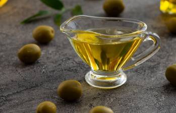 El aceite de oliva es un alimento escencial en las comidas. Foto: Imagen de freepik