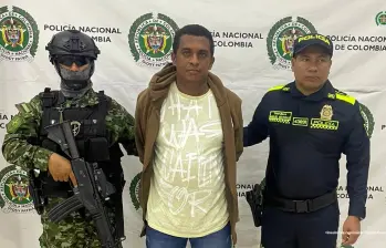 En el centro, alias “Negro”, señalado como cabecilla financiero del Clan del Golfo. FOTO: CORTESÍA. 