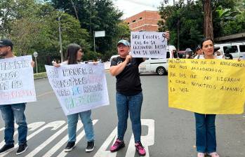 Los padres y allegados a las víctimas del accidente del 14 de dciembre bloquearon parcialmente la vía aledaña al colegio. FOTO: CORTESÍA