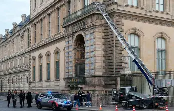 El pasado domingo 19 de octubre, ladrones ingresaron al Museo de Louvre en París y robaron varios joyas de la sala Apolo avaluadas en 88 millones de Euros. Foto AFP. 