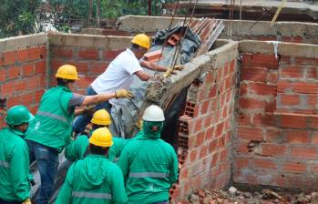 Funcionarios de la Alcaldía de Medellín desmontando una de las estructuras ilegales levantadas en el corregimiento de Santa Elena. FOTO: CORTESÍA ALCALDÍA DE MEDELLÍN
