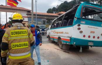  El bus cubría la ruta de la vereda San Jorge hacia Zipaquirá. Fotos: Bomberos Cundinamarca