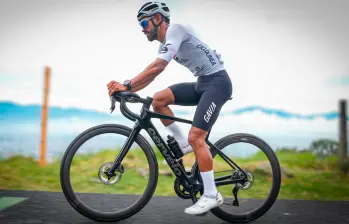 Néstor Cuadrado, de 37 años de edad, impresiona con sus alcances en el ciclismo. En el Alto de las Palmas acaba de hacer un nuevo reto. FOTO CORTESÍA