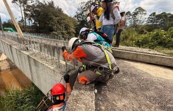 Cada una de estas vigas estaban acopiadas hace cuatro años, pero la semana pasada finalmente fueron instaladas para la estructura que facilitará el tránsito de 16.700 vehículos. FOTO: CORTESÍA DEVIMED