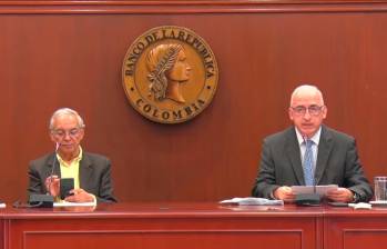 El ministro de Hacienda, Ricardo Bonilla (izq.) y el gerente del Emisor, Leonardo Villar, explicaron decisión de junta de tasas. FOTO tomada de YouTube